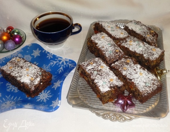 Подать пирог на праздничный стол вместе с любимым напитком. Угощайтесь! Приятного аппетита! С Новым годом!