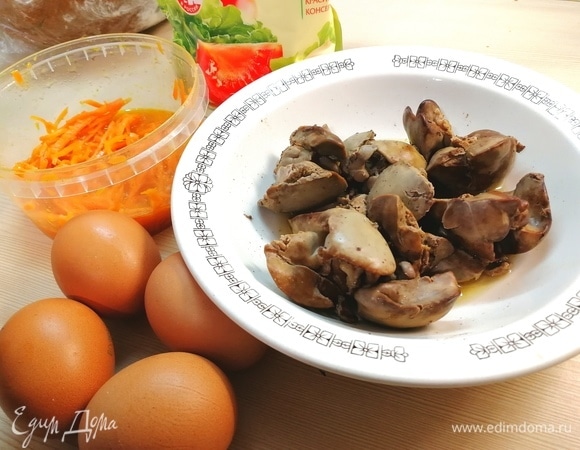 В подсоленной воде отварить куриную печень, яйца вкрутую.