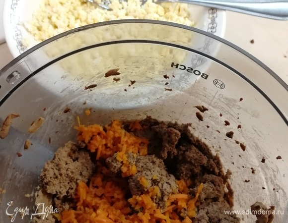 В измельчителе помолоть печень до однородной консистенции. Яйца мне нравится подавить вилкой. Морковь мелко нарезать. Можно все бросить в измельчитель и сделать однородный паштет. Но я предпочитаю мелкозернистую консистенцию — люблю немного пожевать. Заправить майонезом.