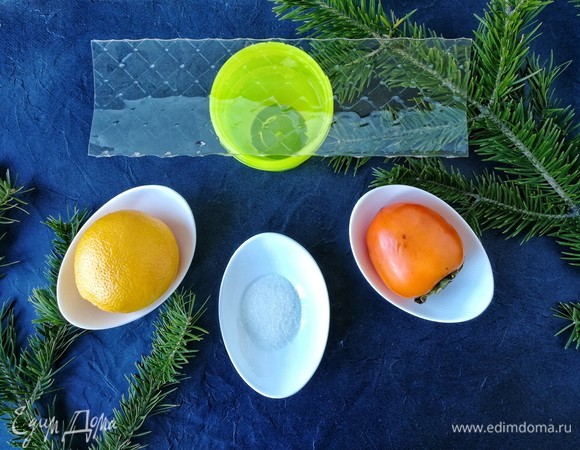 В начале рецепта сделаю несколько оговорок. Во-первых, я не люблю очень сладкие десерты. Сахара я добавляю минимальное количество. Если любите стандартно сладкое, увеличивайте количество сахара в 2 раза. Во-вторых, я использовала отборные яйца, поэтому, например, для бисквита мне потребовался всего 1 белок. Итак, приготовление пирожных начнем с компоте, чтобы оно успело немного замерзнуть.