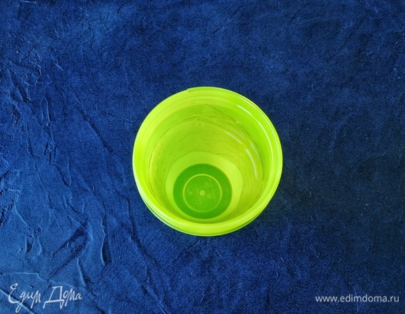 В первую очередь необходимо замочить желатин в ледяной воде. Я использовала листовой, с ним проще работать.