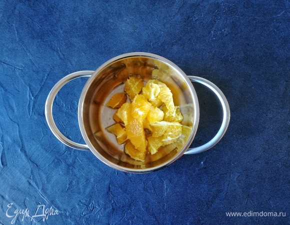 Апельсин очистите от кожуры и перегородок, нарежьте произвольно. Потребуется 50 граммов чистой мякоти.