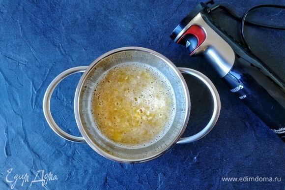 С помощью погружного блендера превратите апельсин в пюре. Идеальное нам не нужно, ничего, если останутся маленькие кусочки. Добавляем сахар, ставим сотейник на огонь и варим после закипания 5 минут.