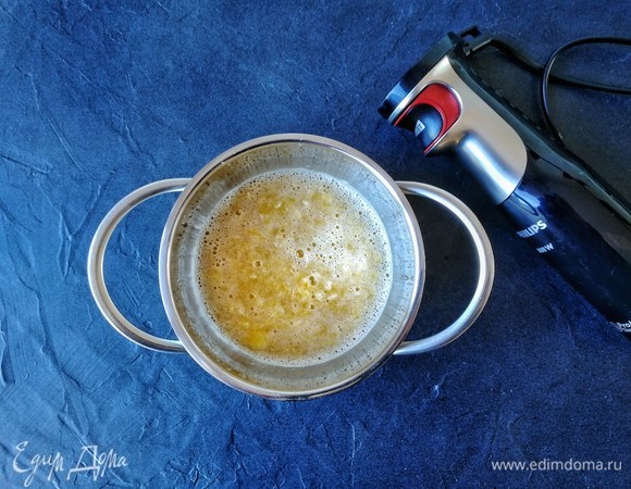 С помощью погружного блендера превратите апельсин в пюре. Идеальное нам не нужно, ничего, если останутся маленькие кусочки. Добавляем сахар, ставим сотейник на огонь и варим после закипания 5 минут.