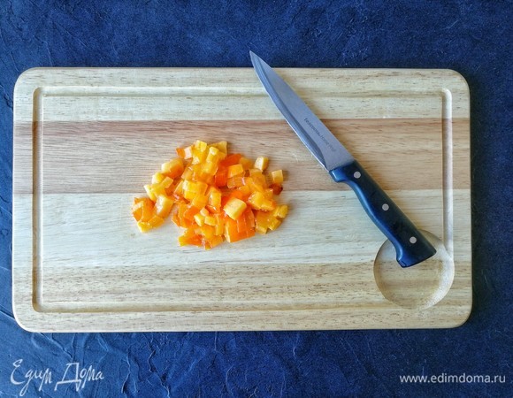 Пока апельсиновое пюре закипает, спелую хурму режем маленькими кубиками.