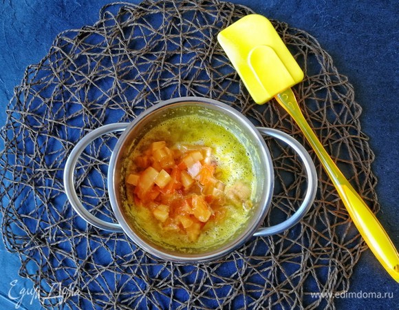 Когда апельсиновое пюре прокипит 5 минут, добавляем к нему хурму, перемешиваем и снимаем сотейник с огня.