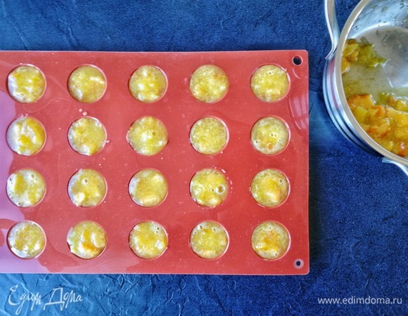 Готовое компоте разливаем по силиконовым формам. У меня полусферы диаметром 3 см. Убираем в морозилку, чтобы компоте застыло.