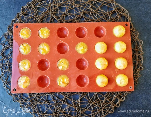 Примерно через 40–60 минут соедините полусферы в шарики. Надо всего 6 сфер, но я делала с запасом. Дети очень любят такую натуральную сладость, поэтому применение невостребованным было найдено моментально!