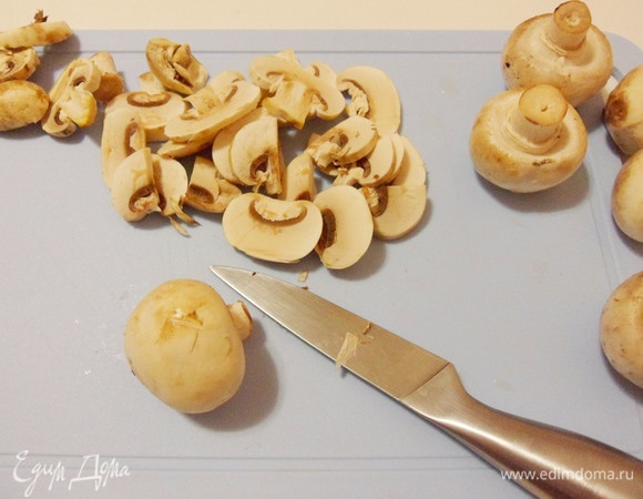 Подготовленные шампиньоны нарезать ломтиками.