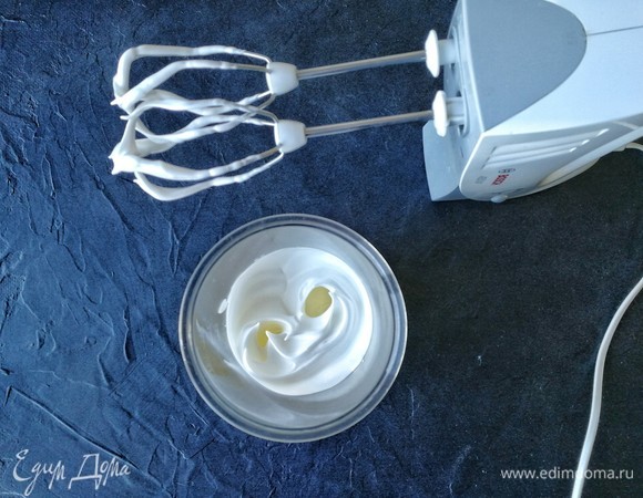 К белку добавляем сахар и взбиваем миксером до мягких, но устойчивых пиков.