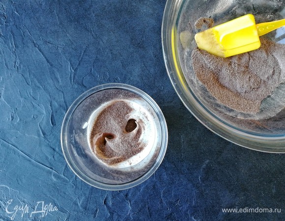 Теперь аккуратно, в 2–3 захода, вмешиваем силиконовой лопаткой сухие ингредиенты ко взбитому белку. Резкие движения здесь не нужны, нам важно, чтобы масса осталась воздушной!