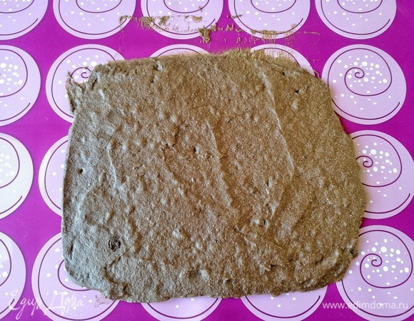 Готовый бисквит оставляем прямо на силиконовом коврике до полного остывания, что происходит довольно быстро, так как он тоненький.