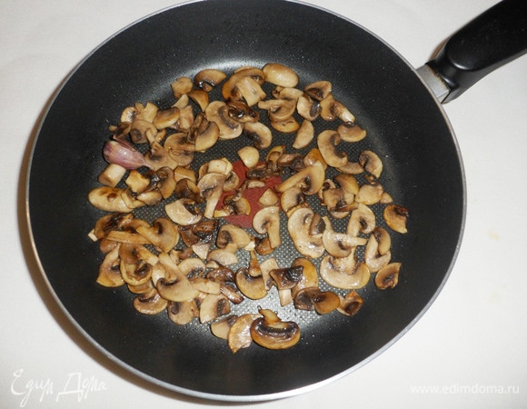 Обжаривать грибы на сильном огне до золотистого цвета.