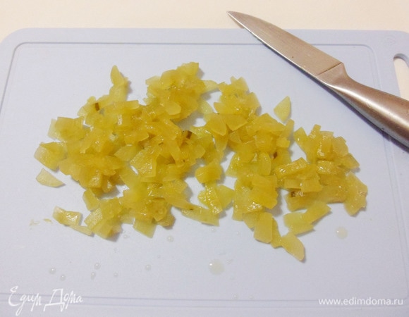 Маринованные огурцы очистить от шкурки и нарезать ломтиками.