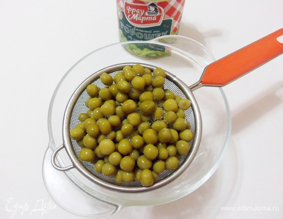 Консервированный зеленый горошек ТМ «Фрау Марта» откинуть на сито.