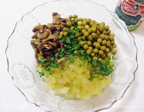 Добавить в салатник к картофелю шампиньоны, зеленый горошек, маринованные огурцы и мелконарезанные листья петрушки.