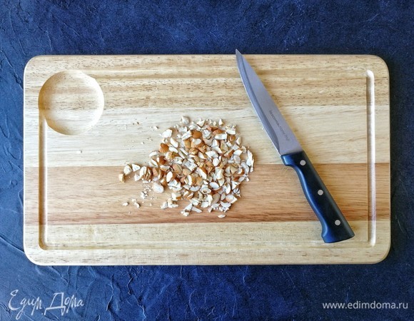 Пока готовится карамель, на которую периодически поглядываем, чтобы не пережечь, миндаль мелко рубим ножом.