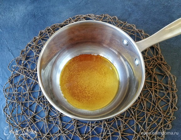 В готовую горячую карамель наливаем амаретто (я брала миндальное). Алкоголь выпарится, а вкус и аромат останутся!