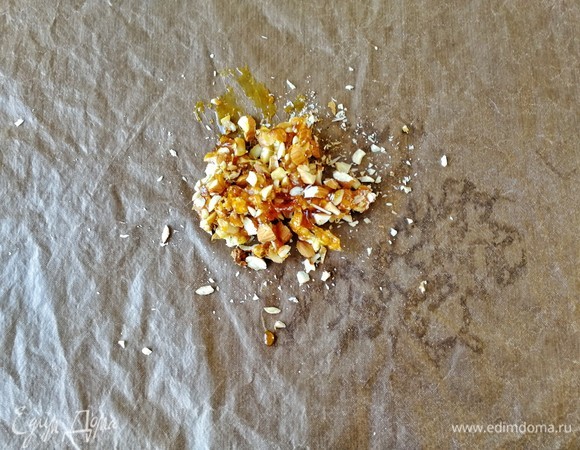 Орехи выкладываем на пергамент или силиконовый коврик, сверху поливаем карамелью и даем остыть.