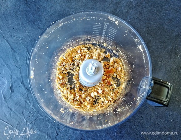 В чаше блендера соединяем карамелизированный миндаль и вафельную крошку и перемалываем на небольшой скорости. Конечно, можно и в пыль превратить, но мне хотелось, чтобы осталась некоторая «хрустинка».