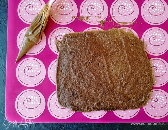 За время приготовления пралине как раз остыл бисквит. Чтобы на нем держалось пралине, нужна липкая прослойка. Для этого я растопила молочный шоколад прямо в кондитерском мешке, просто поддержав засыпанный туда шоколад в кипятке буквально 3 минуты. Очень быстро и удобно, за что спасибо Андрею Рудькову — вдохновителю этого десерта!