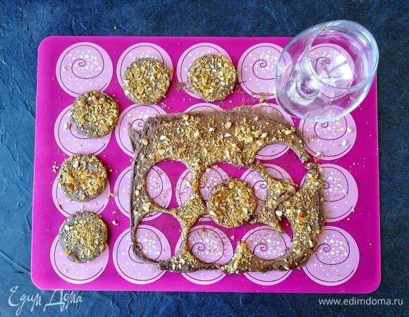 От души посыпаем бисквит пралине, которое хорошо прилипает к шоколаду. Вырезаем 6 кружочков. Диаметр их зависит от того, какая конечная у вас форма. Бисквит должен быть меньше по размеру!