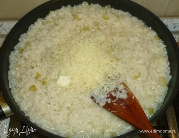 Вмешать в ризотто сливочное масло и тертый пармезан. Оставить под крышкой на 10 минут. Ризотто готово.