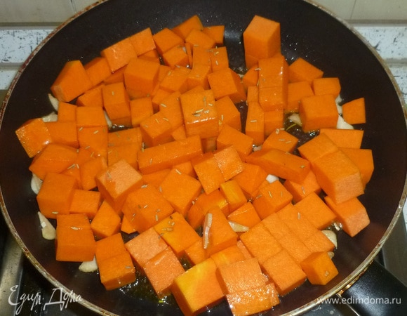 Запеканка. Чеснок мелко нарезать, тыкву нарезать небольшими кубиками. В сковороде разогреть масло, обжарить подготовленные овощи, добавить розмарин. Посолить, готовить до мягкости тыквы.