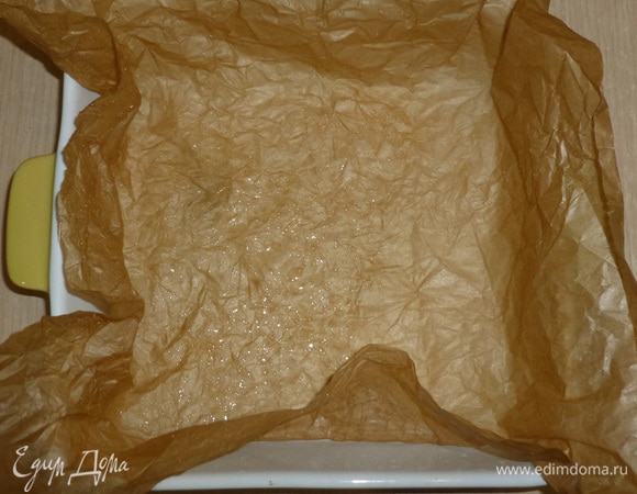 Подготовить квадратную форму для запекания (у меня 26х26х6 см). Смочить и смять кусок пергамента, выстелить форму и смазать ее небольшим количеством масла. Посыпать половиной панировочных сухарей.
