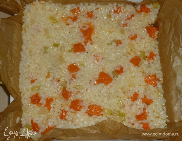 Выложить в форму 2/3 ризотто. Утрамбовать.