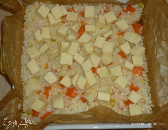 Сыр нарезать кубиками, выложить в форму.