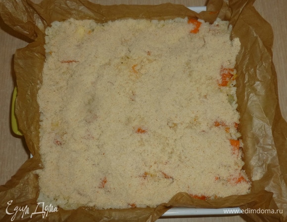 Накрыть сыр оставшимся ризотто. Посыпать оставшимися сухарями. Запекать 1 час при 200°C.