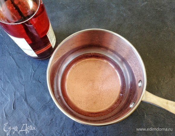 Шампанское наливаем в сотейник и ставим на плиту нагреваться до 85–90° С. На данном этапе главное не забыть, что мы готовим десерт, и не начать отмечать Новый год заранее)