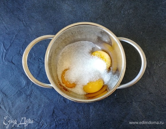 В миске или кастрюле соединяем желтки и сахарный песок.