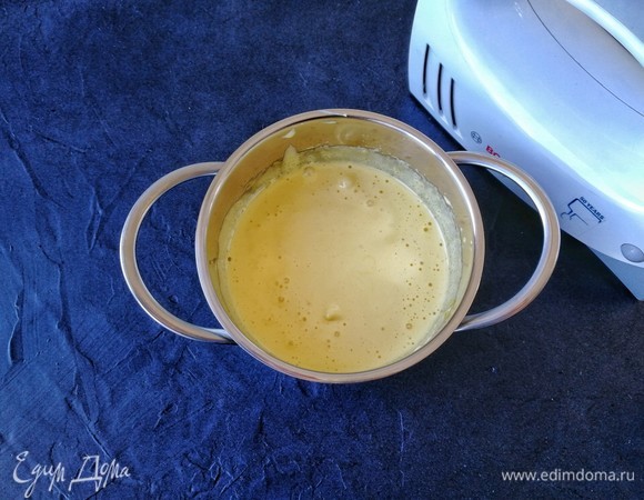 Взбиваем их миксером до так называемой «пробы на ленточку», когда масса оставляет след, если сверху капнуть ее с венчиков.