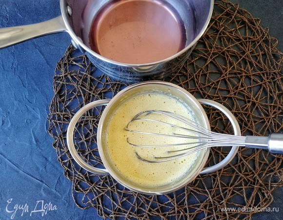 Теперь у нас один из самых ответственных шагов: темперирование желтков. Вливаем немного тонкой струйкой шампанское в желтки и хорошо перемешиваем венчиком. Потом еще немного, и так до половины шампанского. Аромат, хочу я вам сказать, шикарный просто стоит! Но вернемся к желткам. Теперь уже прогретые желтки вливаем в сотейник с оставшимся шампанским, перемешиваем и ставим воздушную пузырьковую массу на средний огонь или на водяную баню, варим до того момента, когда начнется загустение. Обязательно хорошо мешаем, лучше силиконовой лопаткой! Следите за температурой, поскольку в случае перегрева свыше 82°C желток свернется, и тогда ничего уже не поделаешь.