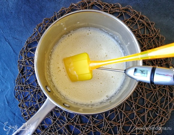 Моя масса начала густеть при 76°C. Я сразу сняла сотейник с плиты.