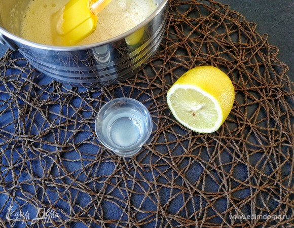 К уже почти муссу я добавила свежевыжатый сок лимона, перемешала.