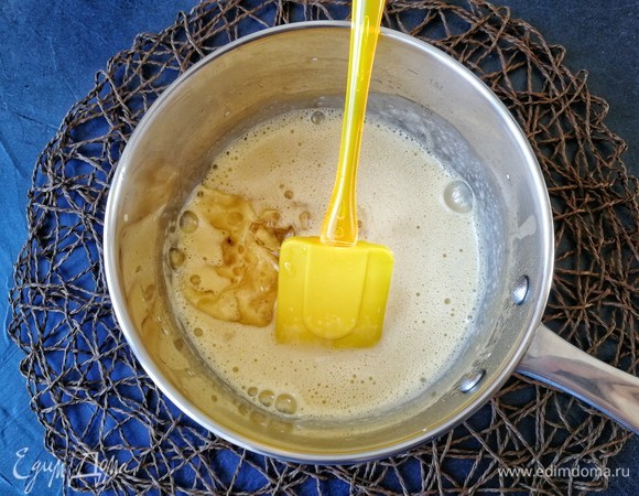 Добавила отжатый желатин и очень хорошо перемешала, чтобы он распустился. Теперь даем массе остыть до температуры 30–40°C.