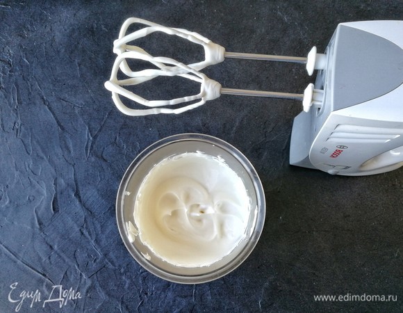 Жирные сливки нужно взбить до мягких пиков.