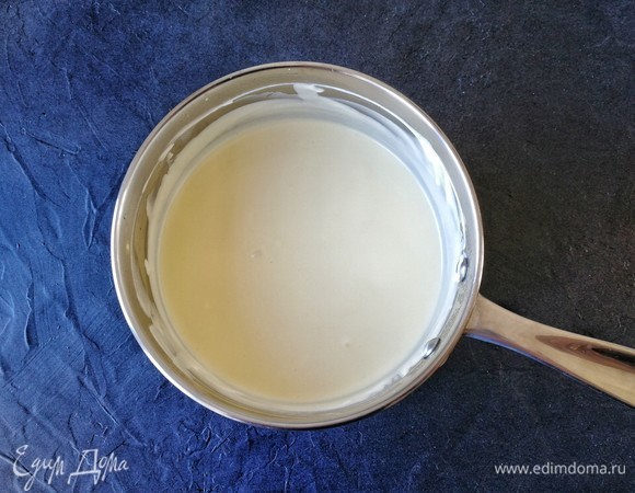 Когда мусс остынет, вмешать в него взбитые сливки в несколько приемов. Делайте это аккуратно, нам важно сохранить легкость и воздушность сливок, в этом залог успеха всего десерта!