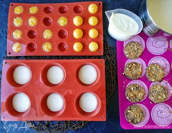 Все составляющие для десерта готовы, можно его формировать.