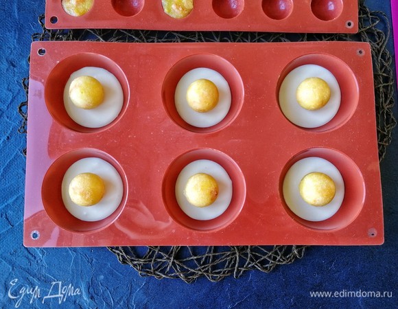 На стабилизировавшийся мусс выкладываем наше замерзшее компоте, которое мы не забыли соединить в сферы.