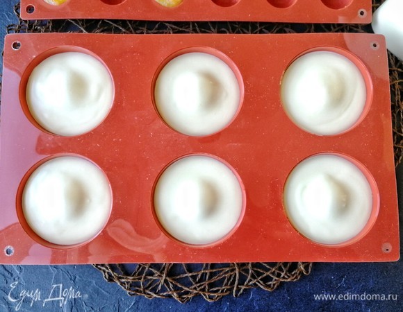 Наливаем сверху мусс, чтобы он почти полностью покрыл компоте. В идеале очертаний быть не должно, но у меня просто не влезало иначе.