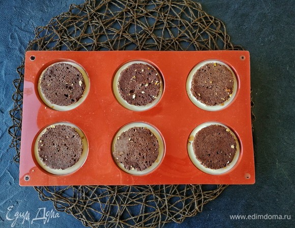 Теперь кладем наш «Дакуаз» миндальным пралине вниз.