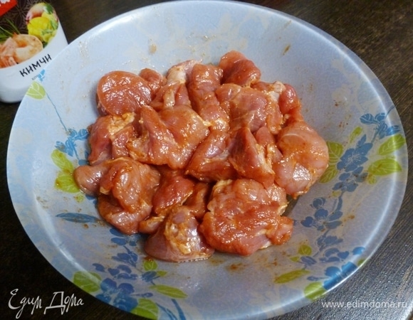 Свинину нарезать кусочками, добавить соус кимчи (в ингредиентах я его не нашла, поэтому выбрала «острый соус»). В соусе кимчи есть все: соль, перец, чеснок и еще много разных восточных специй. Вкусный соус. Мясо с ним получается очень ароматным. Оставить на 30–40 минут, пока занимаемся овощами.