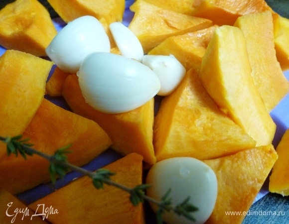 Тыкву тоже крупно нарезать, я нарезала такими треугольниками. Чеснок очистить и оставить зубчики целыми. При запекании он даст блюду вкус и аромат, кто любит такой чеснок, возьмет себе в тарелку.