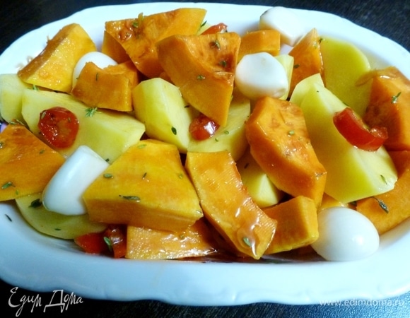 Теперь собираем блюдо. Перемешаем картофель, тыкву и чеснок, польем соевым соусом и растительным маслом. Выкладываем в форму.