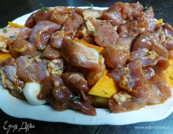 Сверху овощей распределить маринованное мясо. Накрыть куском фольги. Потавить форму в духовку и включить ее на 200°C. Запекать с фольгой около часа, затем фольгу снять. Если у вас металлическая форма, то духовку нагреть заранее. Запекать около двух часов. Смотрите по обстоятельствам. Время зависит от мяса, ведь можно взять курицу или индейку, от того, как вы нарежете овощи.