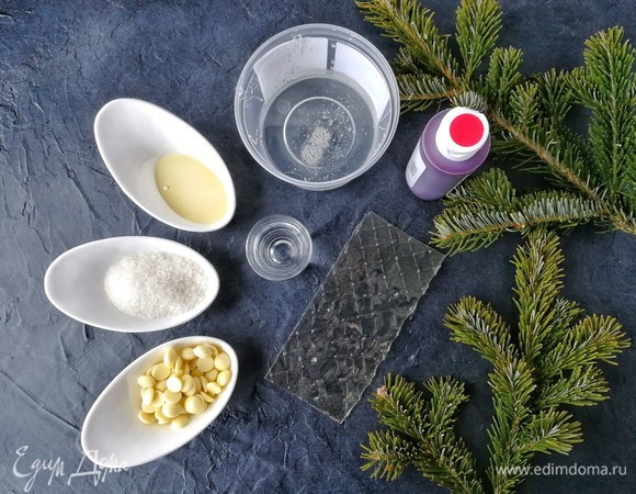 Пирожные перед подачей должны растаять, на что им требуется 2 часа при температуре 20°C или 4 часа в холодильнике. В связи с этим покрывать десерт глазурью имеет смысл именно за это время. Для приготовления зеркальной глазури в первую очередь замачиваем желатин в ледяной воде.